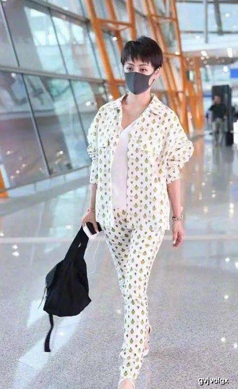 蜜桃|47岁宁静不服老,穿衣大胆到令人窒息,“蜜桃”身材相当有料