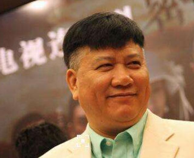 著名影星现身赌王公祭活动!落魄后,如今只像个普通的老人