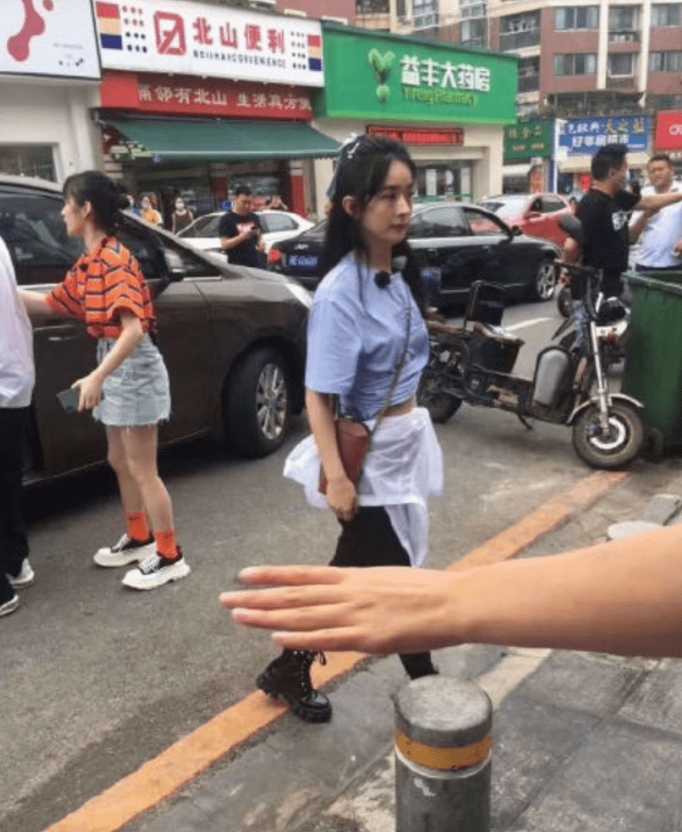 赵丽颖加盟《中餐厅》,网友曝其路透生图,露小蛮腰少女感十足