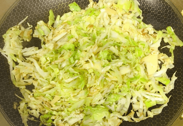 大叔|香气扑鼻，简单易学，超下饭广东菜怎么做？大叔教你包菜炒粉丝