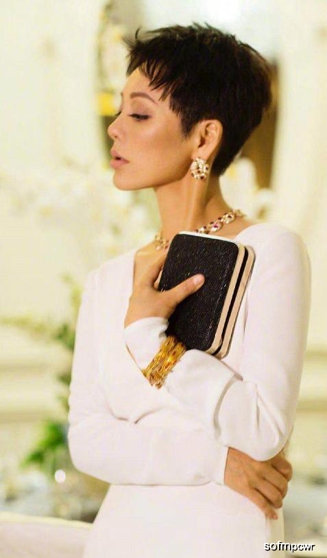 蜜桃|47岁宁静不服老,穿衣大胆到令人窒息,“蜜桃”身材相当有料