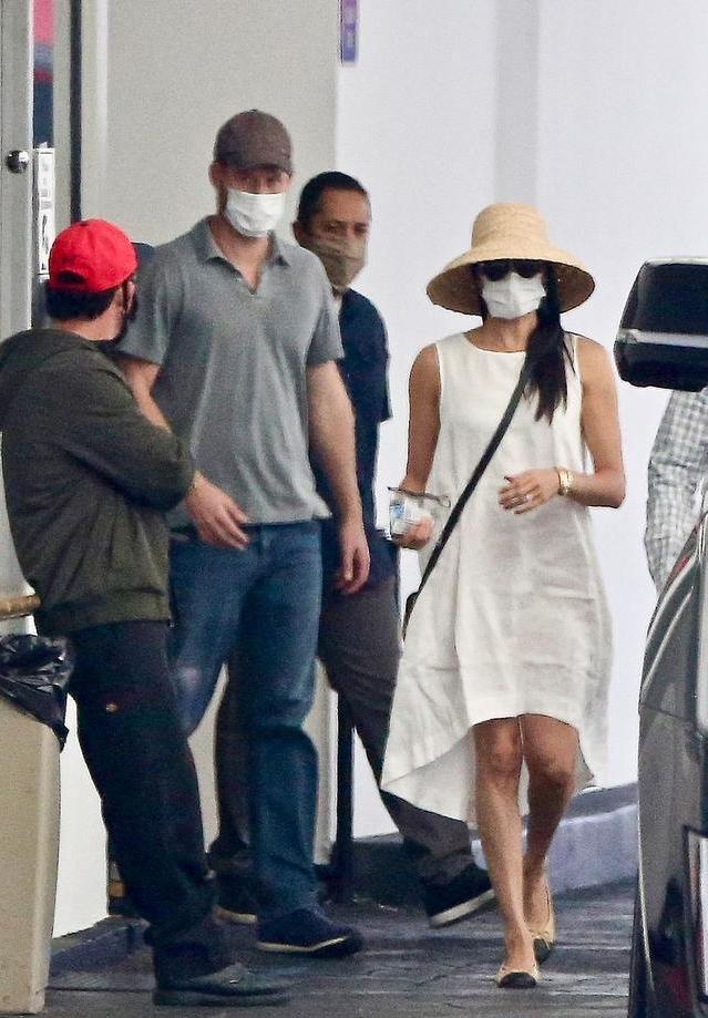 亚麻|梅根时隔几个月现身啦！亚麻白裙皱巴巴显廉价，开平价车看着可怜