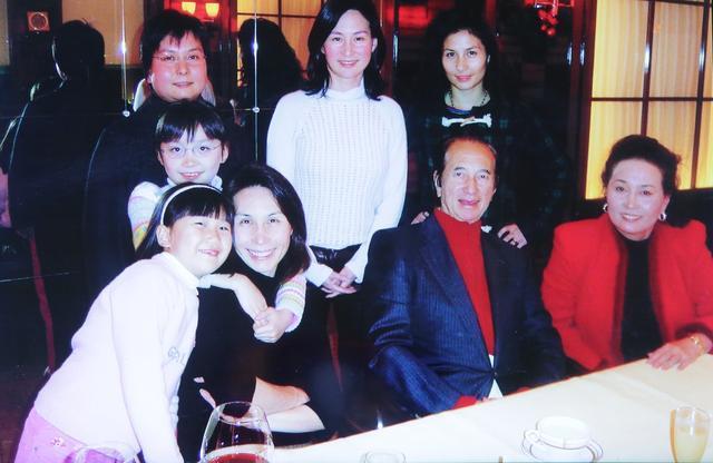 赌王谢幕,何超琼终究还是让挚爱陈百强与父亲同框了,非常有心机
