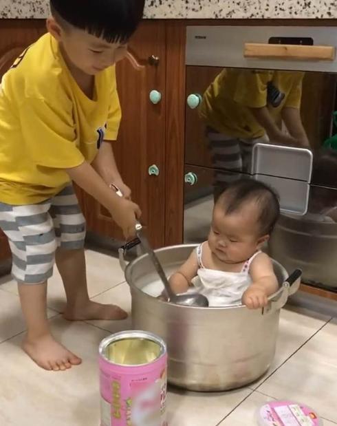 原创熊孩子趁妈妈不注意，准备把弟弟炖汤，被发现时“大料”都已放好