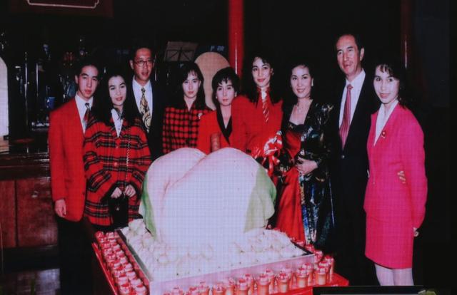 李嘉欣带老公参加贵妇趴稳居C位,许晋亨老得太快