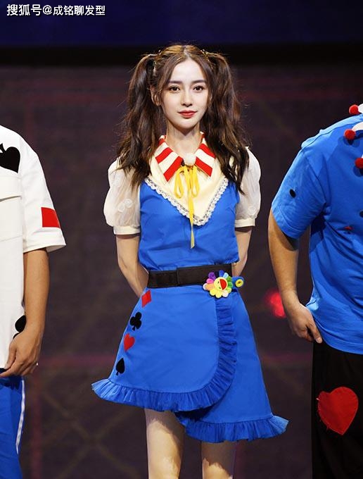 原创杨颖少女感新造型来袭,蓝色马戏裙配双马尾发型,甜美不失时尚
