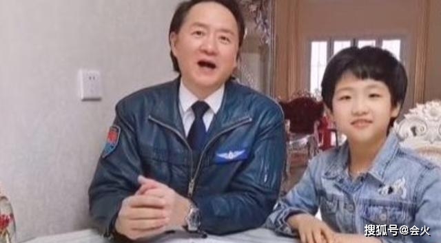 对方|原创于文华被男星故意贴身挤坐？对方手勾其肩部，被网友直批心术不正