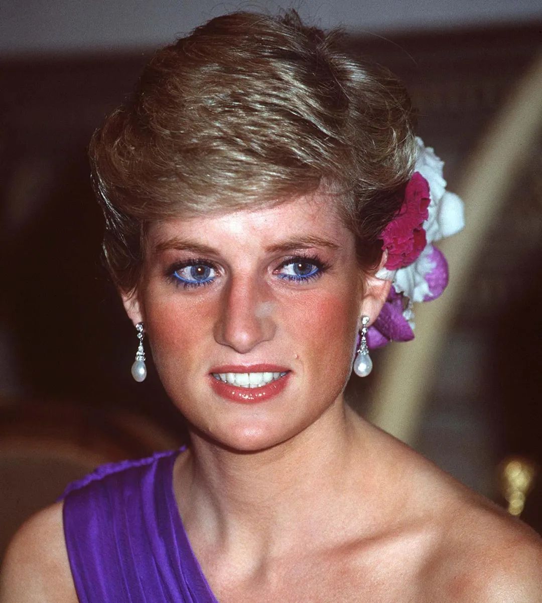 屈膝礼|27岁戴安娜拜见泰王,行屈膝礼目光温柔,国王对美女王妃关切欣赏