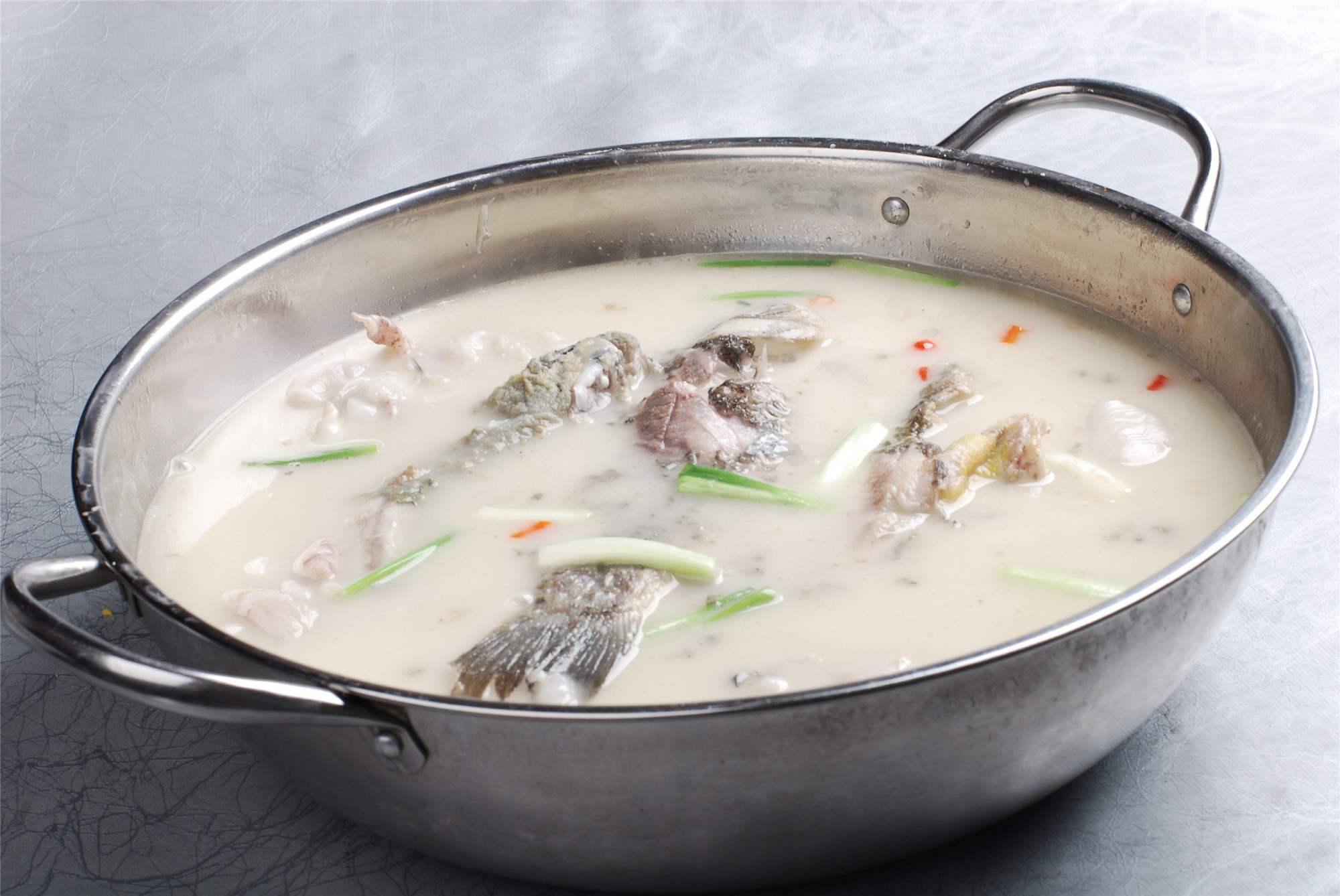 炖鱼汤时,很多人喜欢加点"它,难怪鱼汤不白还有腥味