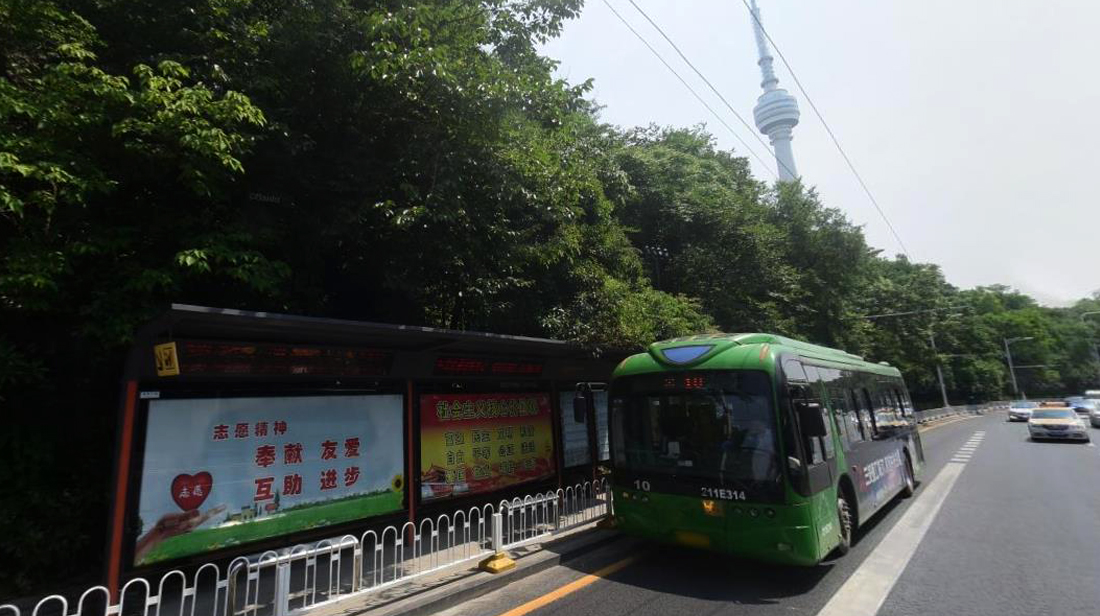 原创武汉城区最独特公交站:建在山坡上服务特定群体,很少有人知道