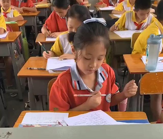 期末考试，小学生发现试题很简单，当场“嗨起来”，网友：记得写名字