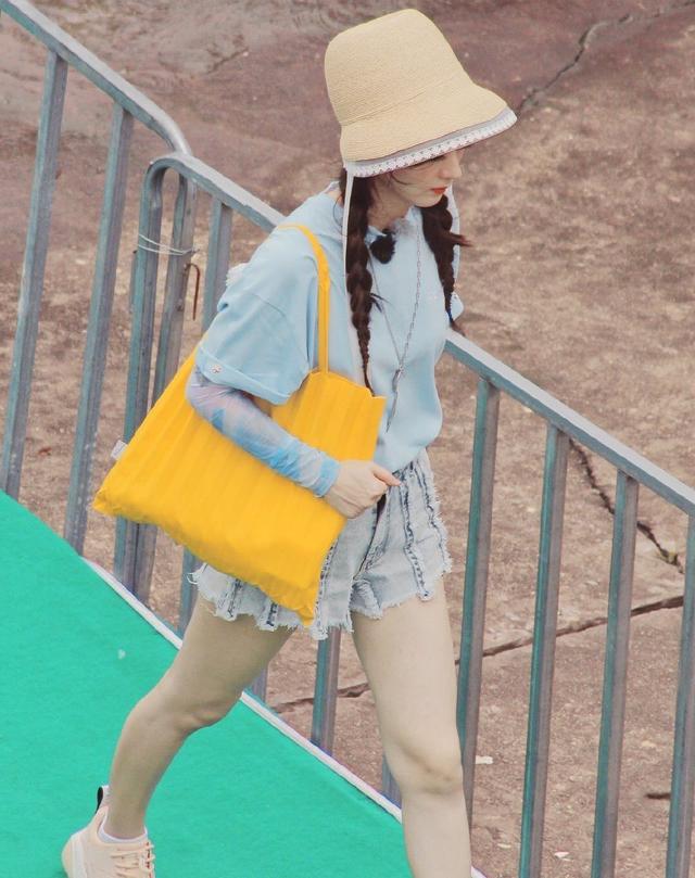 牛仔裤搭配什么上衣好女孩 82d9ad16ef8c4fadacb28768a0a9ac5b.jpeg