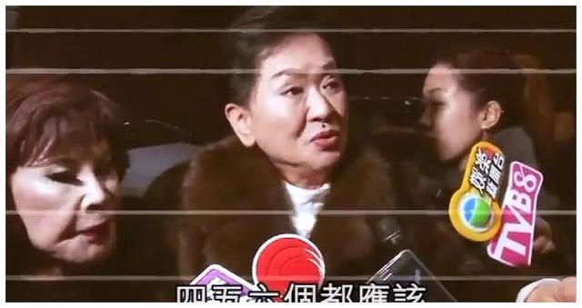 女友|原创4亿富豪出门排队坐电车，同时养3个女友，约会时不开豪车而是步行