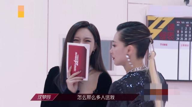 耳语|原创沈梦辰被淘汰时，吴昕顿时神伤离座，相拥耳语击碎多年不和传闻