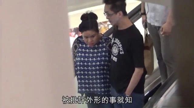 女友|原创4亿富豪出门排队坐电车，同时养3个女友，约会时不开豪车而是步行