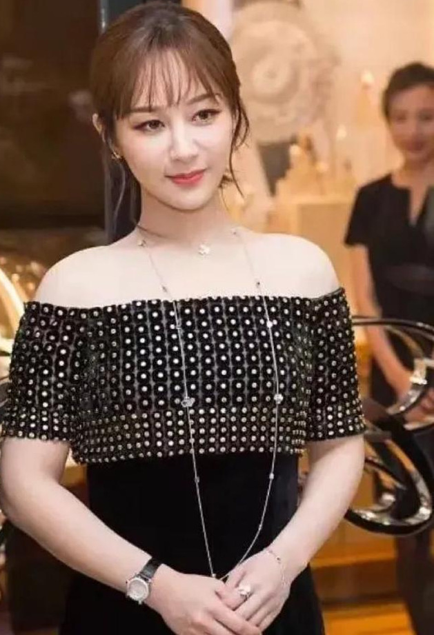 吐槽|继造型师被吐槽后,服装师也被吐槽:杨紫一身黑色礼服显老又显胖