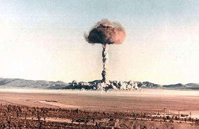 1964年10月16日,中国自行研制的第一颗原子弹爆炸成功