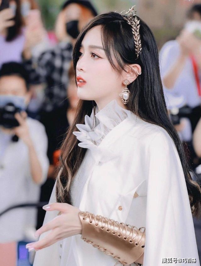 吴宣|吴宣仪不愧是“画报女神”,纤细腰线大长腿,每天都是那么美!