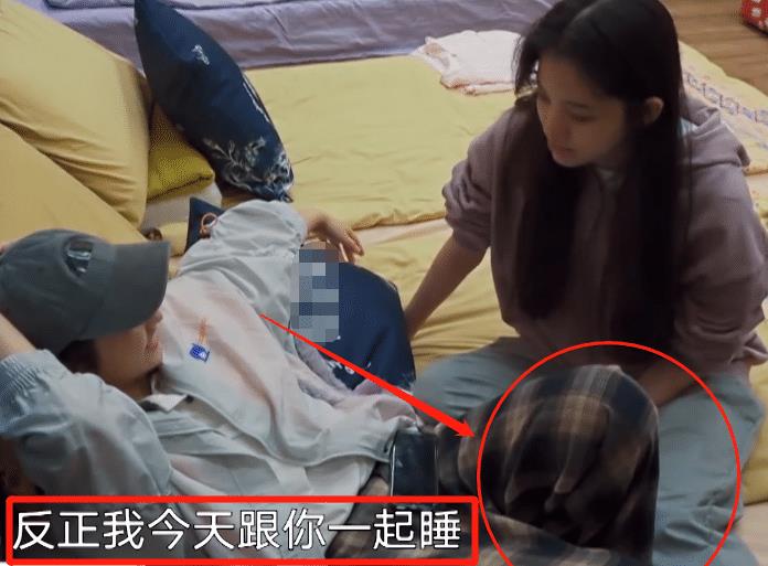 原创欧阳娜娜抱着张子枫睡觉,见张子枫腿放的位置,教养是装不出来的