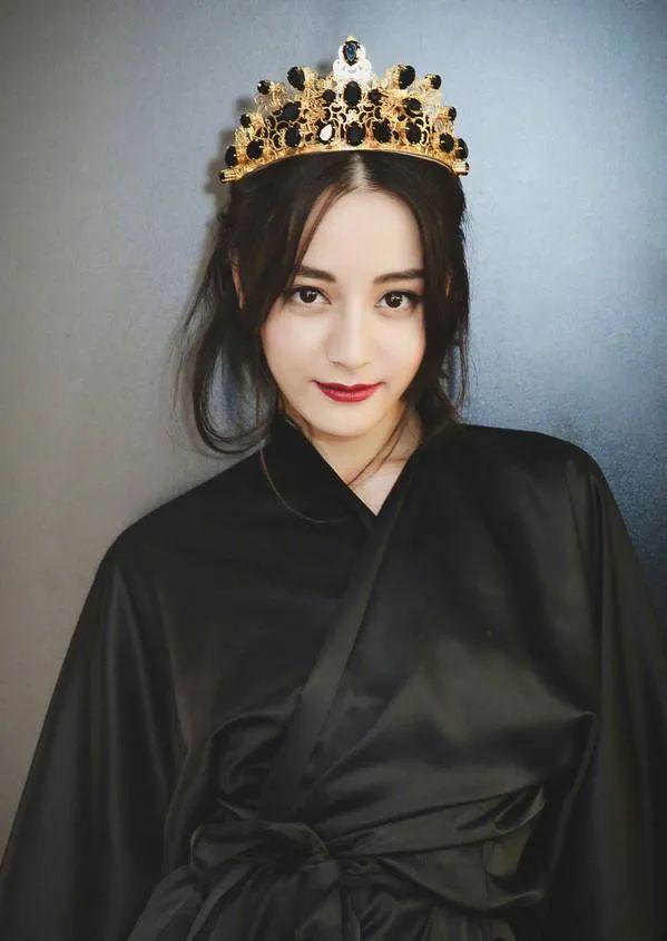 刘海|贵妇李嘉欣新造型翻车,剪空气刘海被评显老,素颜曝光像男人