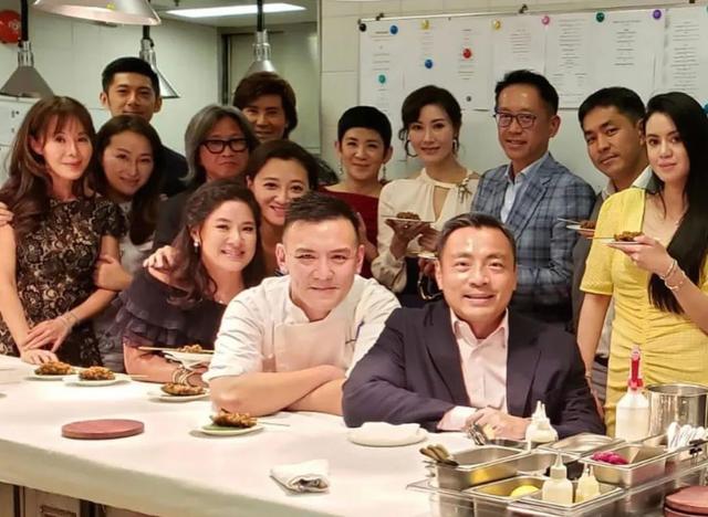 刘海|贵妇李嘉欣新造型翻车,剪空气刘海被评显老,素颜曝光像男人