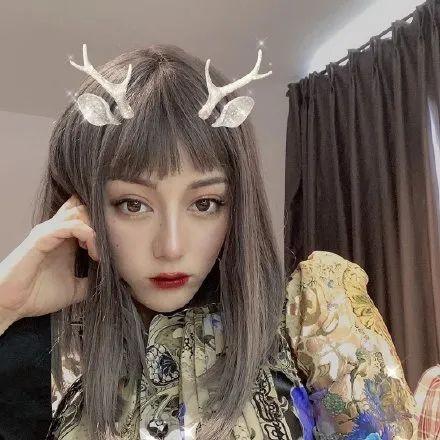 刘海|贵妇李嘉欣新造型翻车,剪空气刘海被评显老,素颜曝光像男人