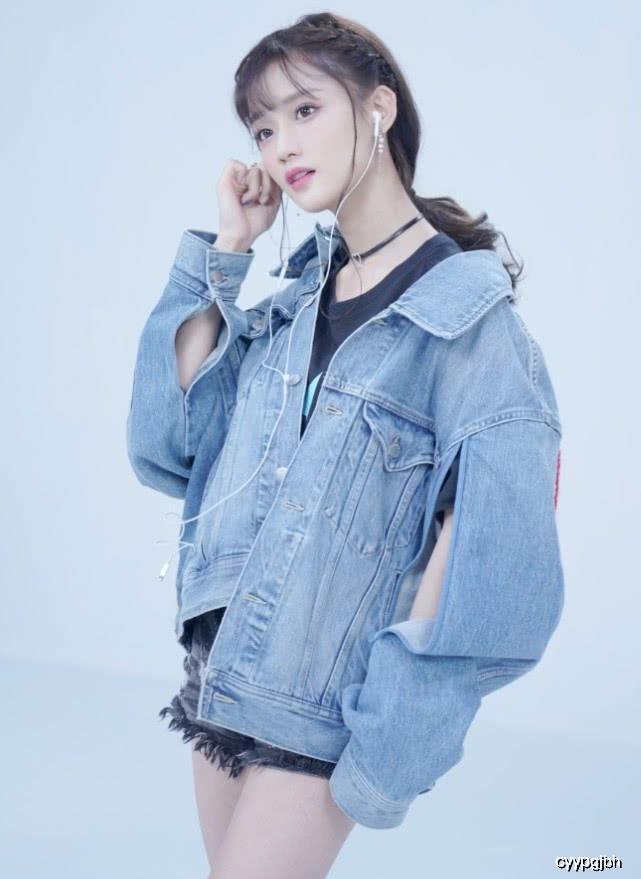 陈意涵|T恤衣摆别再塞进裤子里了，现在都流行往上卷3圈，比谁都显高