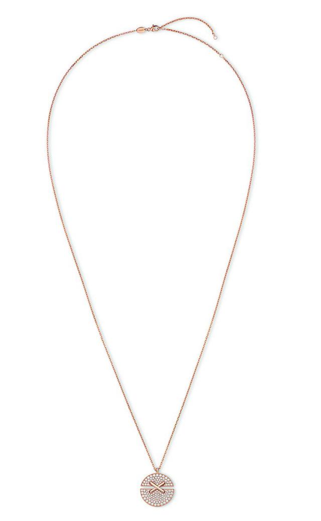 高文英|10万元精品成本,穷剧女主怎样打造华丽女作家人设?工薪妹子学起