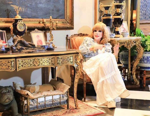 假面具|81岁富婆每天化浓妆，脸部僵硬像戴假面具，得癌不忘和男模拍写真