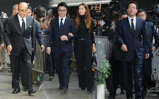 原创李嘉诚李兆基为郑裕彤传记写序这是赌王生前逝后未能享受的规格