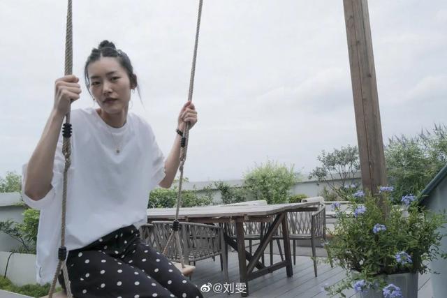 刘雯学|不能出门旅行？跟着大表姐刘雯学度假风穿搭，云度假可好？