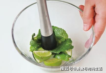 菠萝|无酒精版，小朋友也可以喝在家就能简单调制的菠萝莫吉托