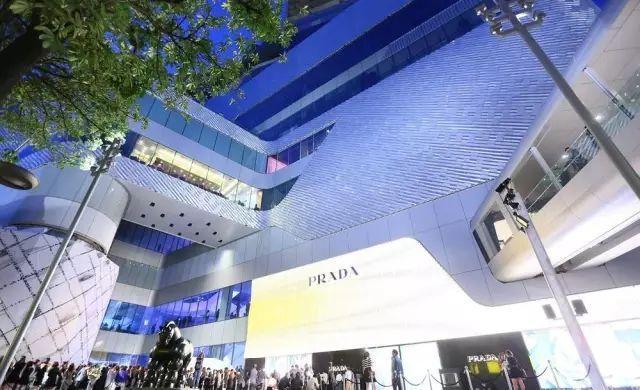 假面具|81岁富婆每天化浓妆，脸部僵硬像戴假面具，得癌不忘和男模拍写真