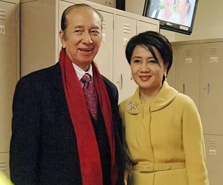 赌王公祭日犹如宫斗大戏！四房太太们送给记者