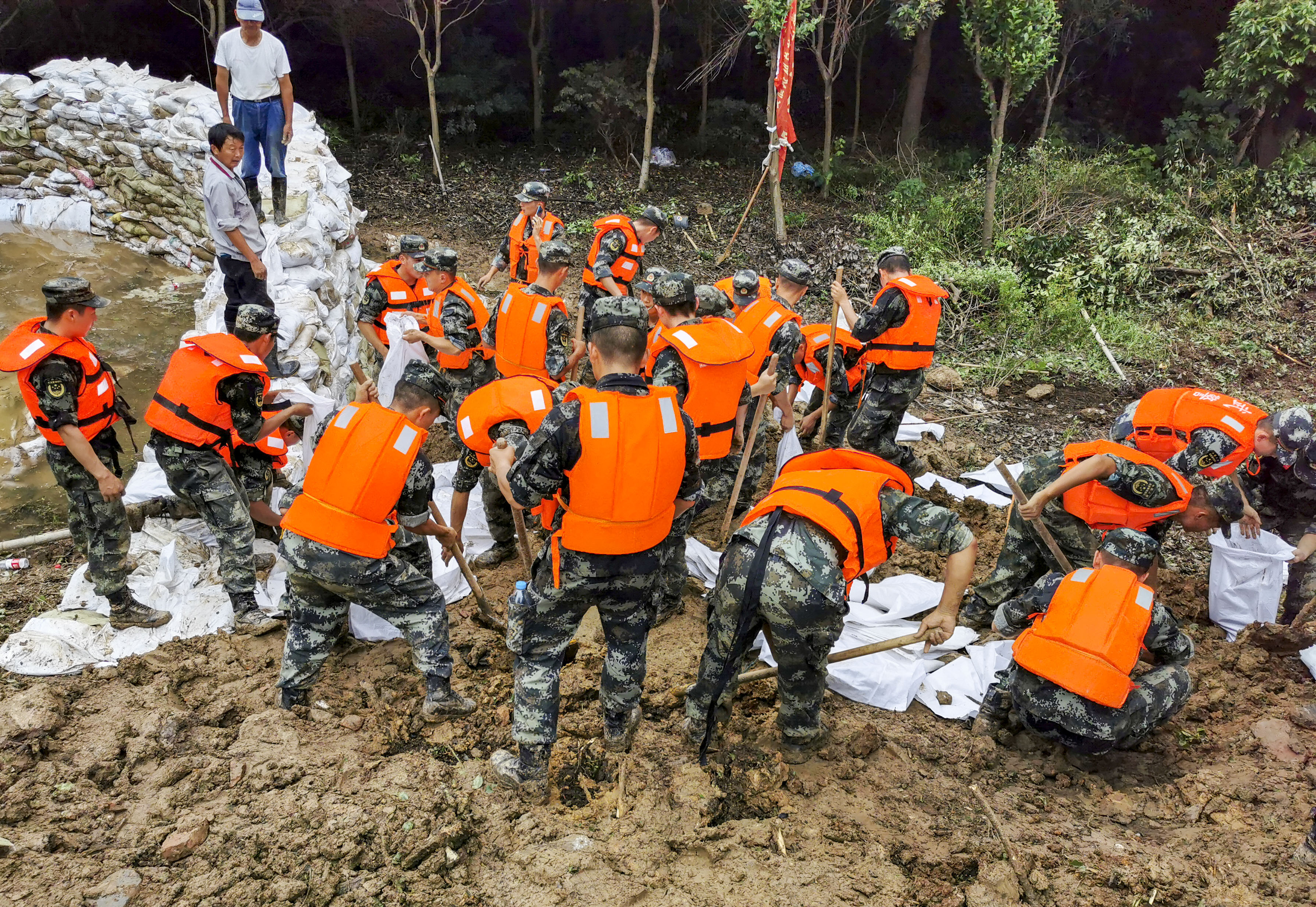 武警江苏总队官兵紧急投入长江支流抗洪抢险