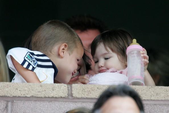 18岁罗密欧晒与女朋友合影，扎着小辫五官与贝嫂