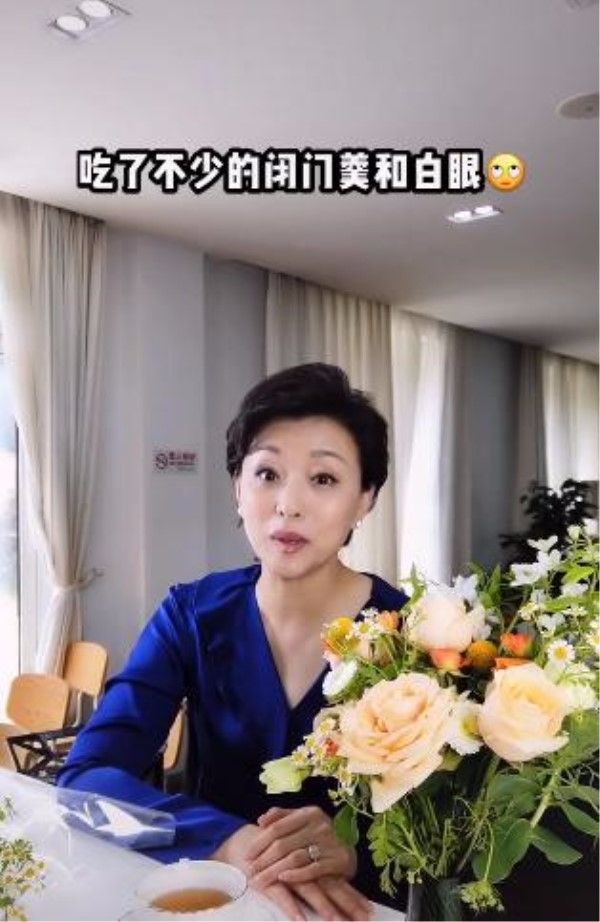 杨澜不是不会老，只是老了也很有气质，穿套装裙优雅又知性！