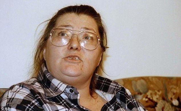 毛骨悚然！2岁被性虐，9岁被绑架，一个拴着铁链