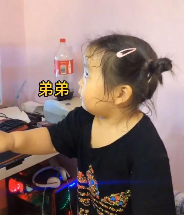 女儿一直想要弟弟，爸爸的啤酒肚被“寄予厚望”，妈妈直言自己解脱了