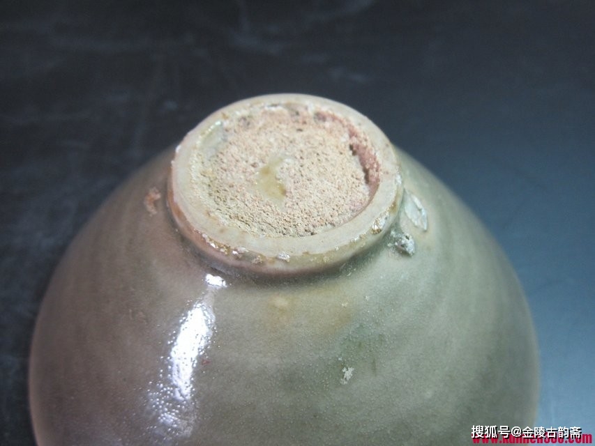 五代和宋代耀州窑青瓷的底足照片