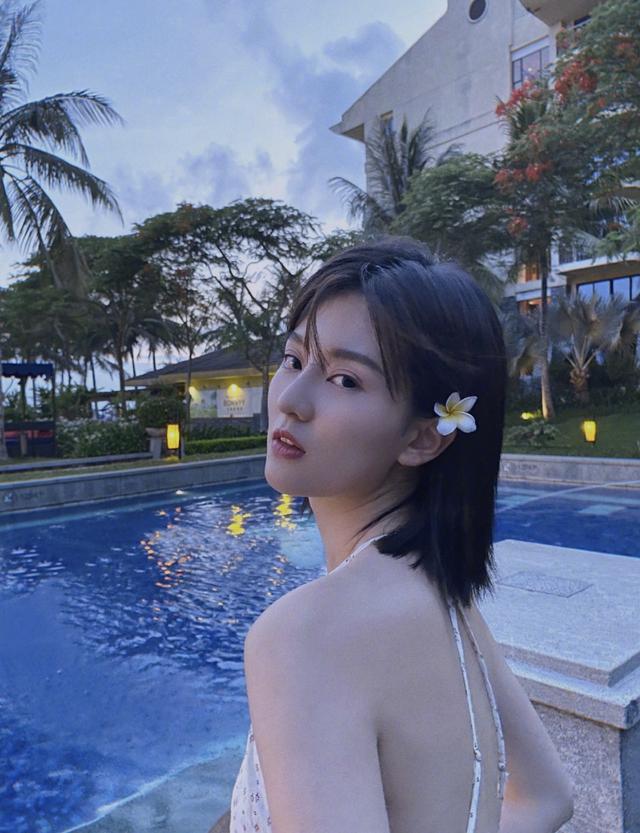 脚踝|乔欣象山拍戏被毒蚊子攻击，脚踝肿胀离谱，一按一个坑太夸张