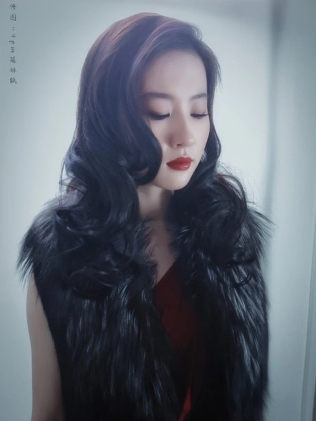 作品|原创刘亦菲最新封面杂志，浓妆的她英姿飒爽，能演仙女也能完全演战士