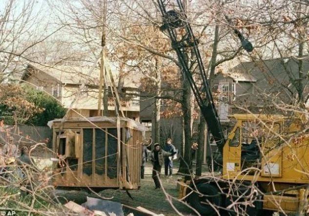 毛骨悚然！2岁被性虐，9岁被绑架，一个拴着铁链