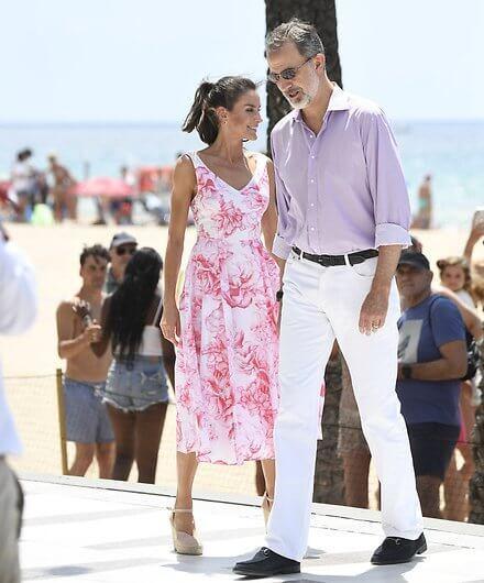 莱蒂齐亚|西班牙王后穿不腻印花裙！凯特心服口服，丑坡跟鞋愣是穿出精彩了