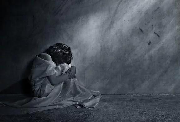 毛骨悚然！2岁被性虐，9岁被绑架，一个拴着铁链