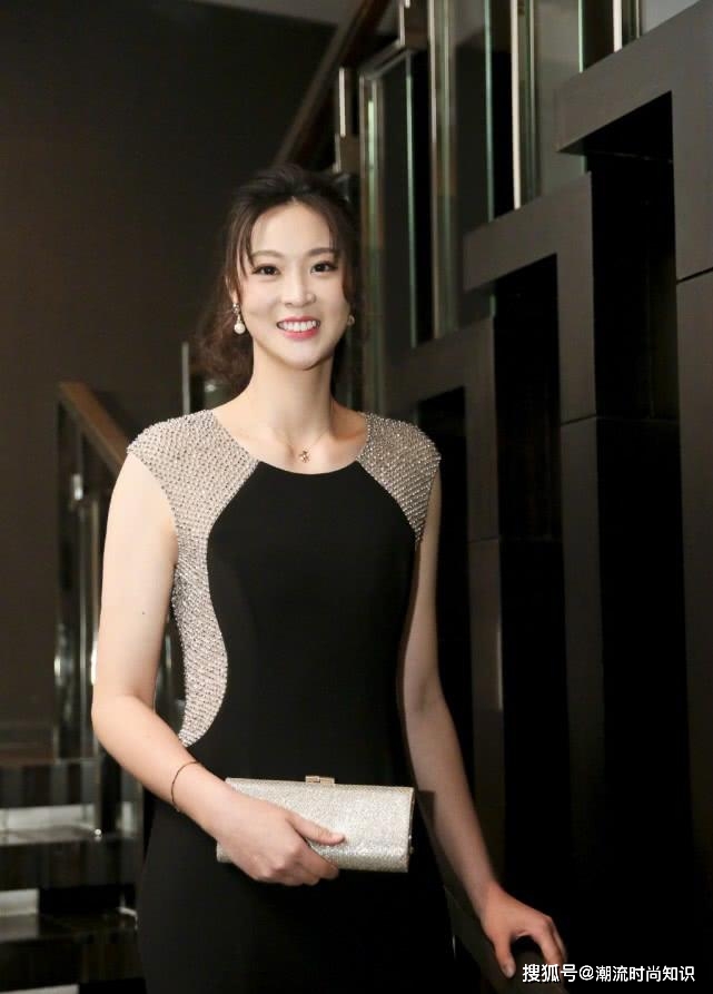 服装|“前女排成员”惠若琪大嫁富二代，穿贵气服装现身，粗手臂尴尬了