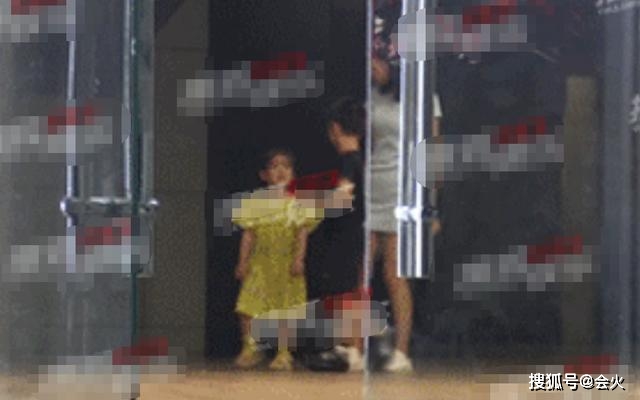 女儿|原创霍思燕女儿正面照首曝光？原来已经这么大了，嗯哼花式哄妹妹开心