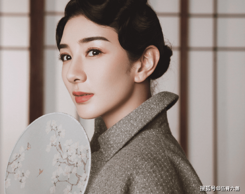黄毅清被判15年后,前妻黄奕首次发文,晒女王范儿美照霸气十足