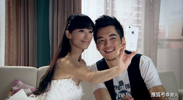 河神|原创知名男星深夜现身路边摊撸串，不修边幅很邋遢，抠完脚后又剔牙？