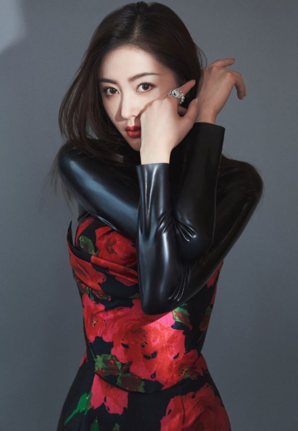 谁说女生胯宽显胖?看张天爱穿上"无痕裙",秀出身材叫女生自闭